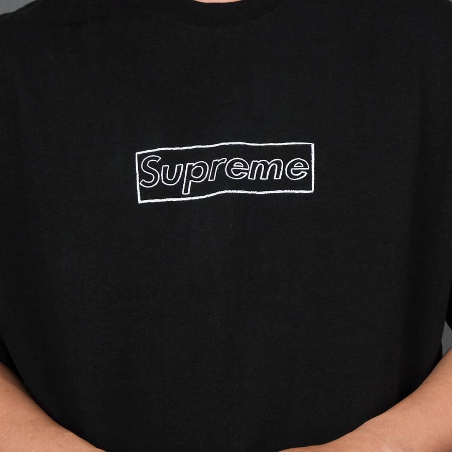Supreme KAWS Chalk Logo Black Tee – Senikersku
