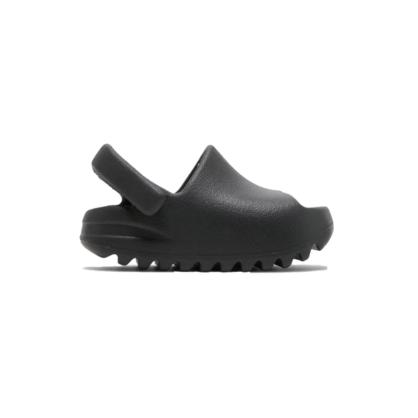 Yeezy Slide Infant Onyx dengan desain minimalis, strap tebal, dan sol EVA foam yang nyaman dan memberikan traksi ekstra