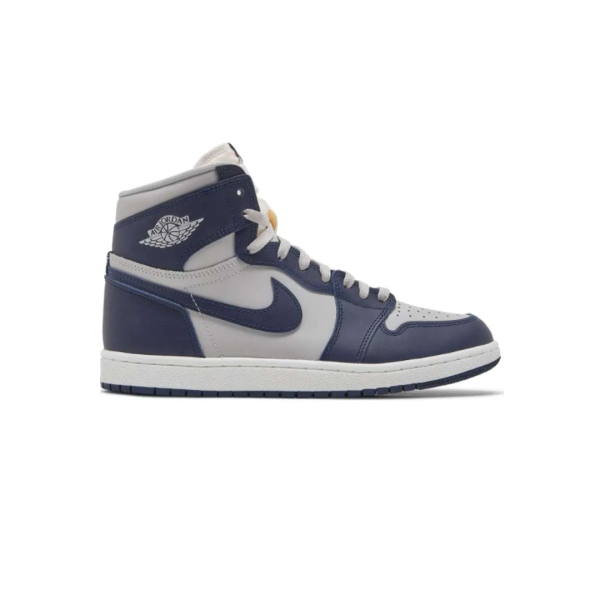 Air Jordan 1 Retro High 85 "Georgetown" warna navy dan abu-abu dengan logo Wings putih dan midsole putih