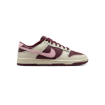 Nike Dunk Low PRM Valentine dengan kombinasi burgundy, sail, dan tumbled pink Swoosh, dirancang untuk Hari Valentine