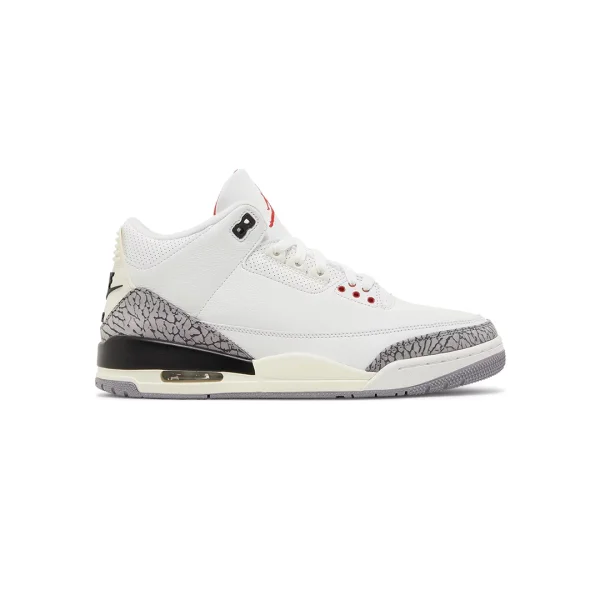 Air Jordan 3 Retro White Cement Reimagined dengan spek abu-abu khas, aksen merah cerah pada eyelets dan kerah, serta outsole putih dan abu-abu untuk traksi.