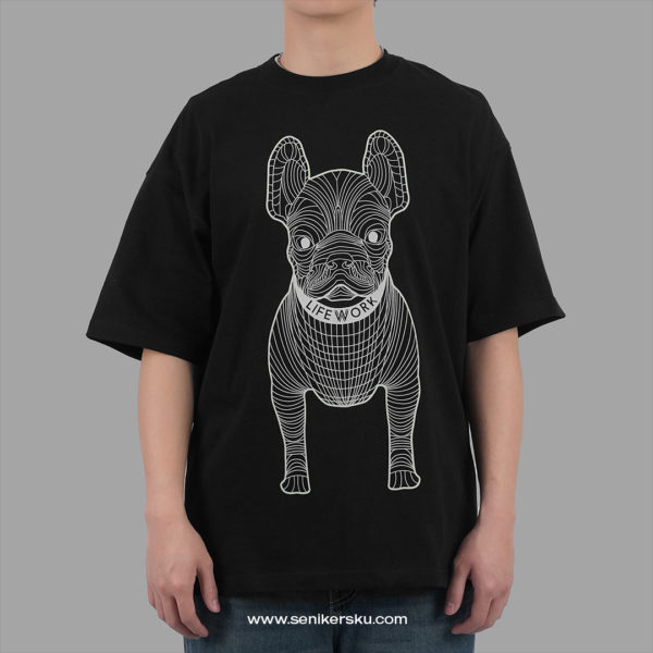 Life Work Big Radog Print White Black Tee dengan desain grafis besar Radog yang bold, memberikan tampilan kasual dan stylish