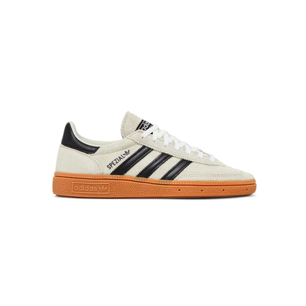 Sepatu adidas Handball Spezial Aluminium Core Black dengan desain klasik berbahan suede dan aksen 3-Stripes hitam