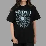 Mardi Flowermardi Black Sky Tee: kaos hitam simpel dengan grafis bunga biru. Nyaman, unisex, dan cocok untuk gaya kasual Korea yang edgy & stylish