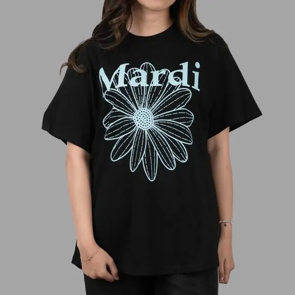 Mardi Flowermardi Black Sky Tee: kaos hitam simpel dengan grafis bunga biru. Nyaman, unisex, dan cocok untuk gaya kasual Korea yang edgy & stylish