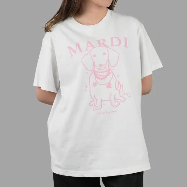 Mardi Mercredi STT Ddanji White Pink Tee, kaos putih dengan bunga pink pastel dan logo khas. Gaya girly Korea yang artsy, clean, dan cocok untuk daily look