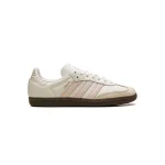 Adidas Samba putih dengan 3-Stripes berwarna, upper suede dan kulit, serta outsole karet untuk tampilan klasik dan modern