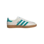 Sneaker adidas Gazelle Indoor ‘Turquoise Chalk’ dengan suede turquoise, 3-Stripes putih, dan outsole karet alami