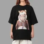 Kaos hitam ADLV Baby Face Fox Doll Black Tee dengan ilustrasi bayi dan boneka rubah, gaya kasual yang lucu dan playful