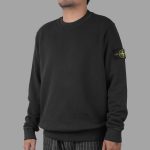 Stone Island Felpa Black Crewneck dengan logo Stone Island di lengan dan desain kasual yang elegan