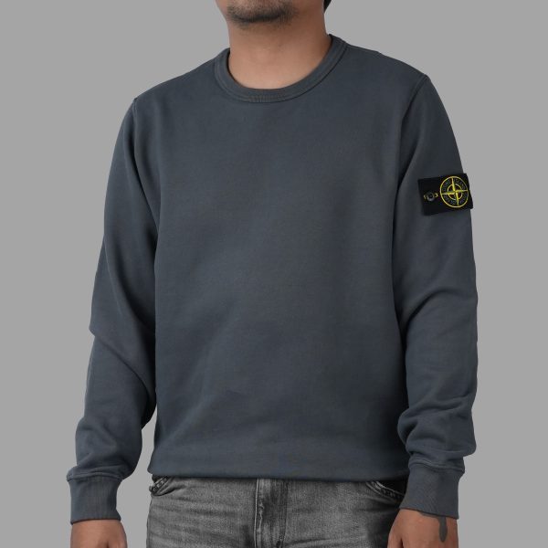 Stone Island 62420 Crewneck Sweatshirt Grey dengan logo di lengan dan desain kasual
