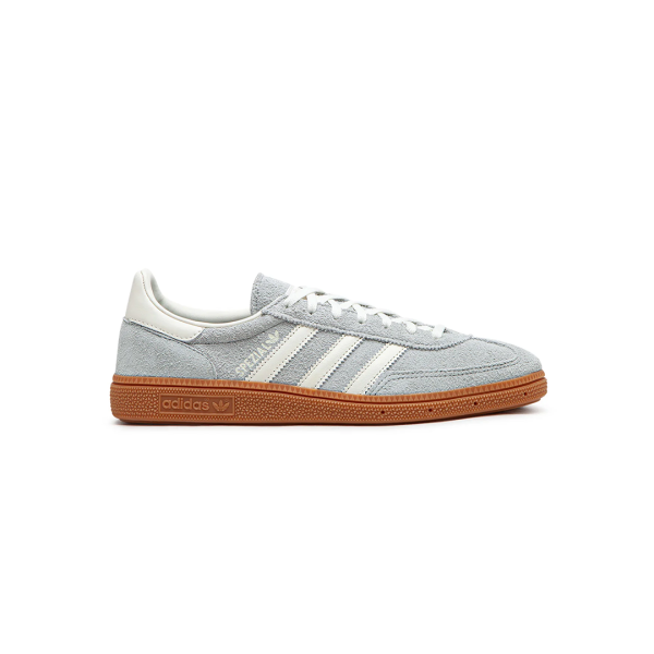 Adidas Handball Spezial Wonder Silver Gum wanita dengan upper suede dan kulit, logo Spezial, serta tanda tangan metalik.