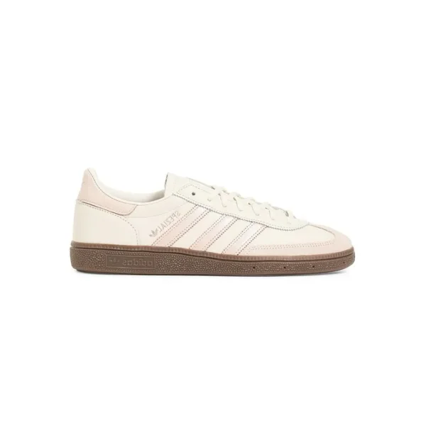 Sepatu Adidas Handball Spezial Cloud White Sandy Pink Metallic dengan bahan corduroy dan aksen suede, dilengkapi sol karet yang tahan lama