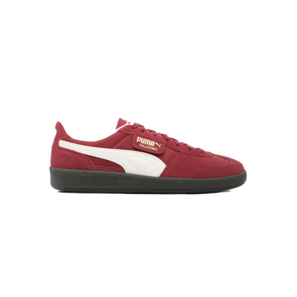 Sepatu Puma Palermo OG Intense Red Warm White dengan desain retro 80-an, material suede dan nylon, serta aksen Formstrip kulit