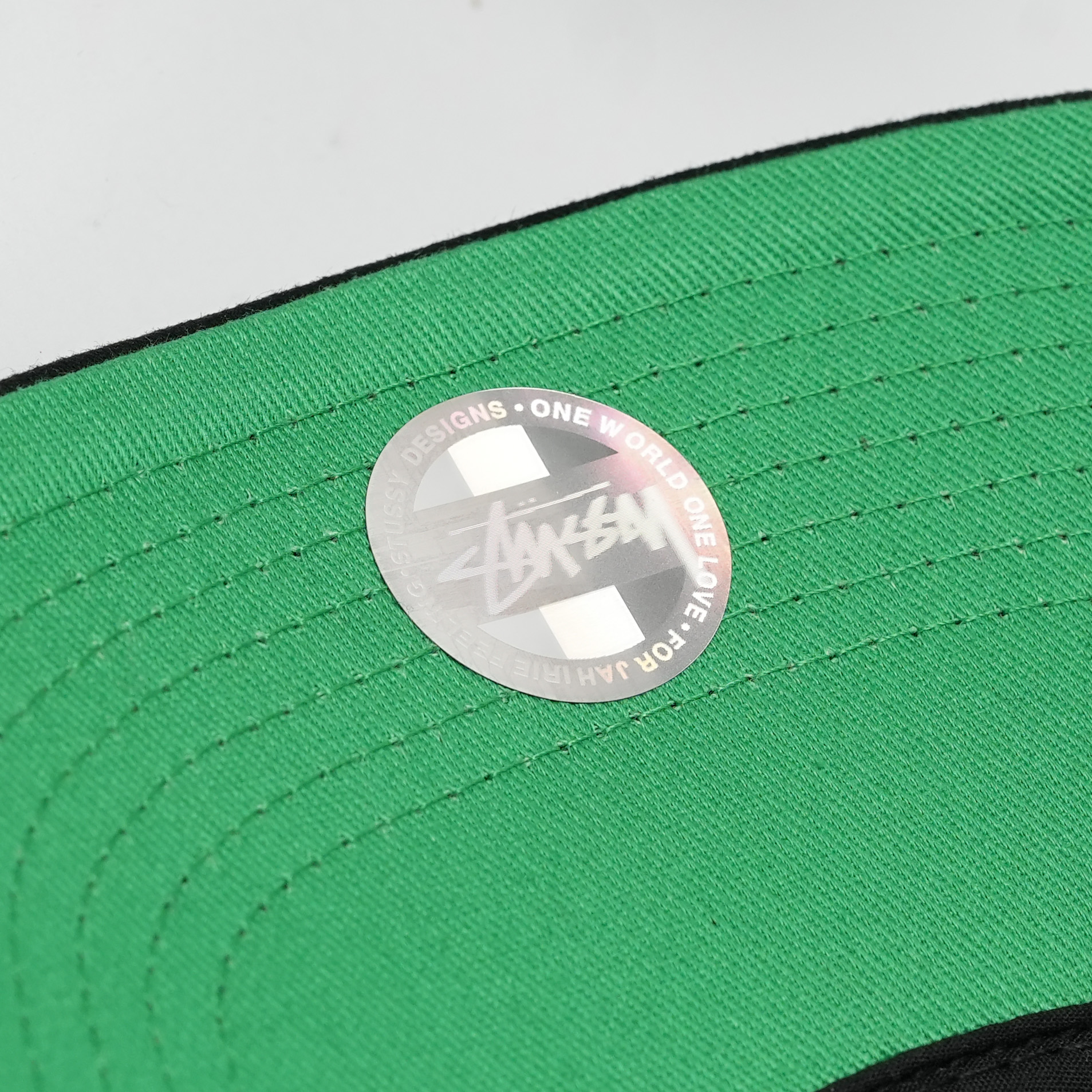 Stussy STU Arch Strapback Cap Black | Senikersku