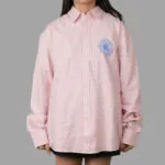 Mardi Mercredi Flowermardi Oxford Shirt Pink Blue dengan bordir bunga Mardi Mercredi di dada, berbahan cotton berstruktur, berpotongan relaxed fit dan cocok untuk gaya kasual formal