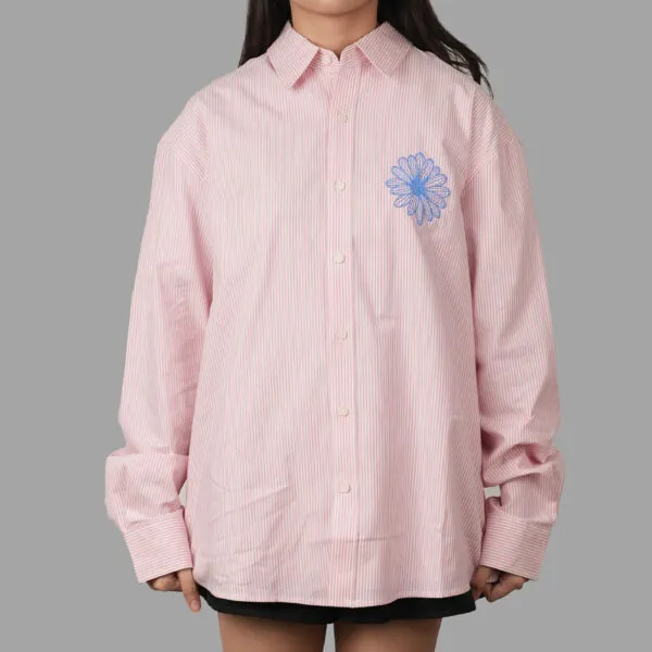 Mardi Mercredi Flowermardi Oxford Shirt Pink Blue dengan bordir bunga Mardi Mercredi di dada, berbahan cotton berstruktur, berpotongan relaxed fit dan cocok untuk gaya kasual formal