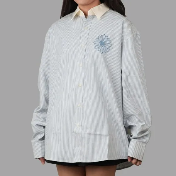 Mardi Mercredi Flowermardi Oxford Shirt Sky Blue dengan bordir bunga Mardi Mercredi di dada, berbahan cotton berstruktur, berpotongan relaxed fit dan cocok untuk gaya kasual formal