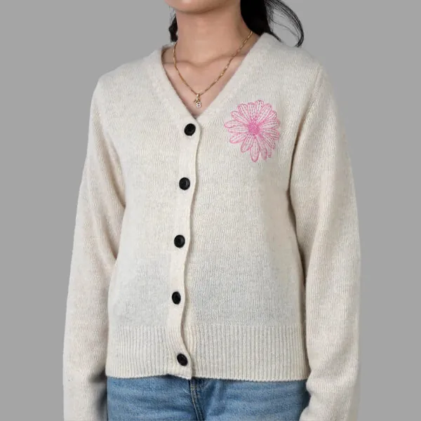 Mardi Mercredi Raccoon Blended Cardigan V Neck Ivory Pink Cardigan V-neck Mardi Mercredi berbahan blended raccoon wool, desain minimalis dengan potongan relaxed dan tekstur lembut yang nyaman dipakai harian