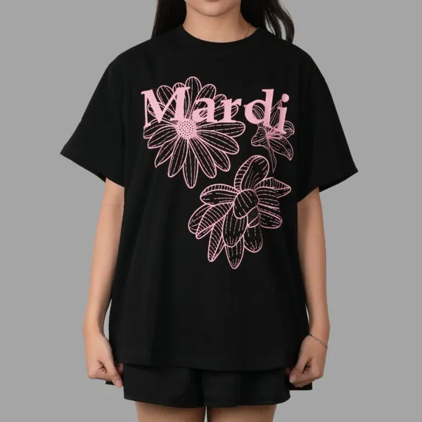 Mardi Mercredi Triple Flower Black Pink Tee dengan tiga motif bunga besar di bagian depan, desain floral bold khas Korea dengan nuansa artsy dan playful