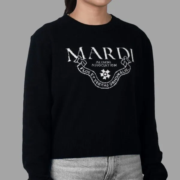 Mardi Mercredi Cashmere Cropped Alumni Classique Black Ivory berbahan campuran cashmere dengan logo "Alumni Classique", desain elegan dan casual chic