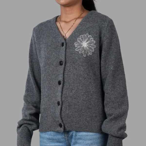Mardi Mercredi Raccoon Blended Cardigan V Neck Grey Ivory Cardigan V-neck Mardi Mercredi berbahan blended raccoon wool, desain minimalis dengan potongan relaxed dan tekstur lembut yang nyaman dipakai harian