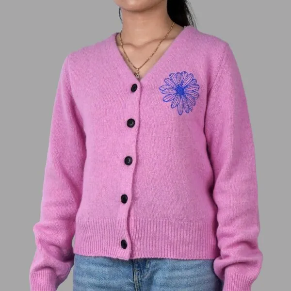 Mardi Mercredi Raccoon Blended Cardigan V Neck Pink Blue Cardigan V-neck Mardi Mercredi berbahan blended raccoon wool, desain minimalis dengan potongan relaxed dan tekstur lembut yang nyaman dipakai harian