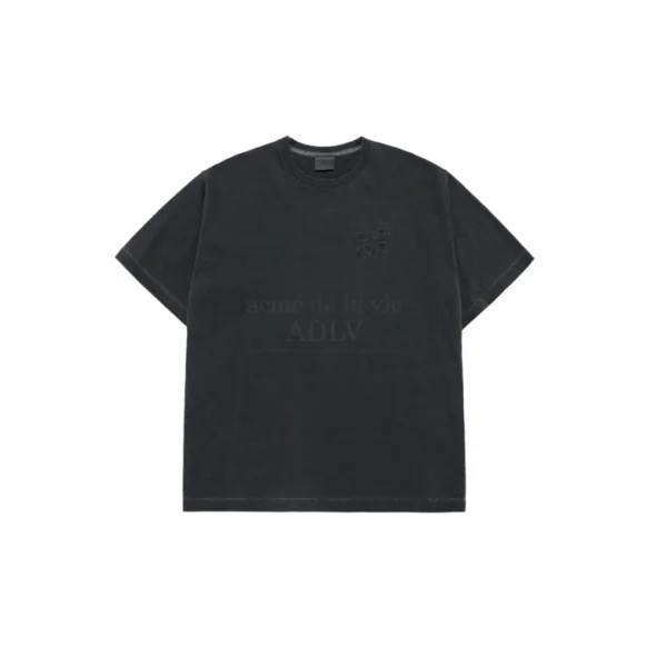 Kaos ADLV warna charcoal dengan logo applique di dada, bahan cotton pigment dyed, potongan oversized yang nyaman dan stylish