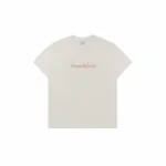 ADLV Chain Embossing Script Printing Cream Tee dengan desain script embossing "Chain" yang elegan di bagian depan, memberikan tampilan streetwear yang bold dan stylish