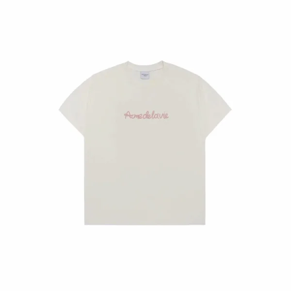 ADLV Chain Embossing Script Printing Cream Tee dengan desain script embossing "Chain" yang elegan di bagian depan, memberikan tampilan streetwear yang bold dan stylish