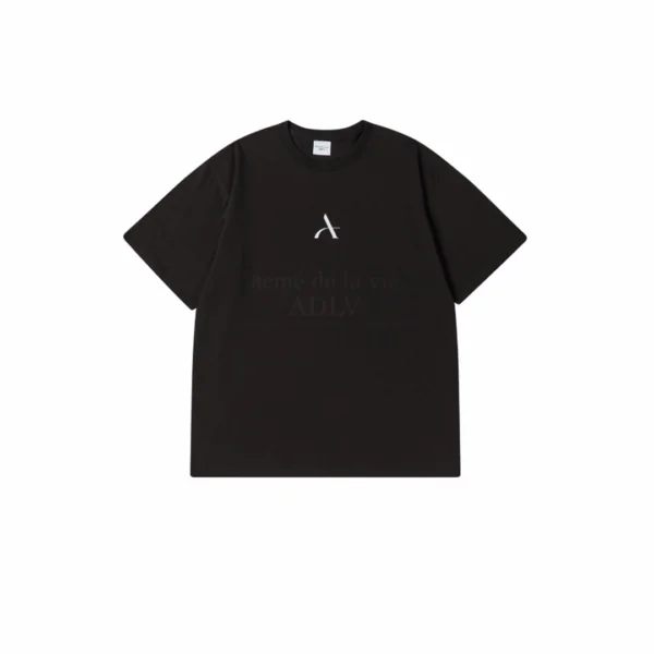 ADLV One Point Logo Black Tee desain minimalis dan modern, cocok untuk gaya streetwear kasual