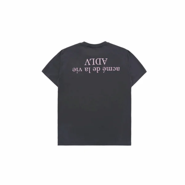 ADLV Upside Down Basic Logo Charcoal Tee dengan logo basic terbalik di bagian depan, memberikan sentuhan unik dan modern untuk gaya streetwear kamu
