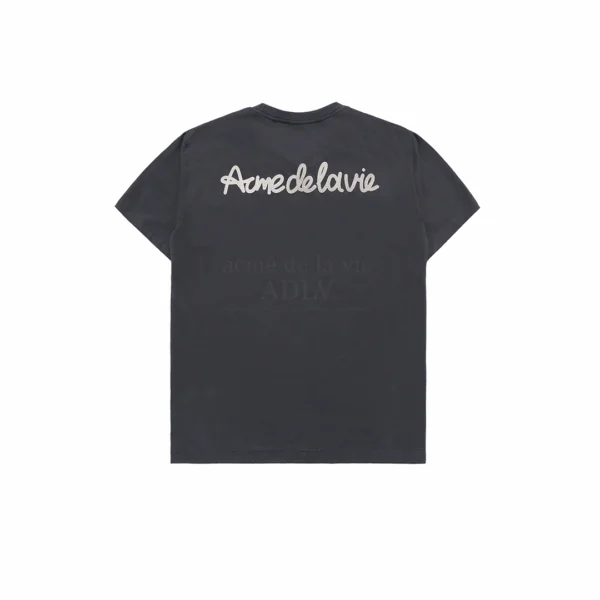 ADLV Chain Embossing Script Printing Charcoal Tee dengan desain script embossing "Chain" yang elegan di bagian depan, memberikan tampilan streetwear yang bold dan stylish