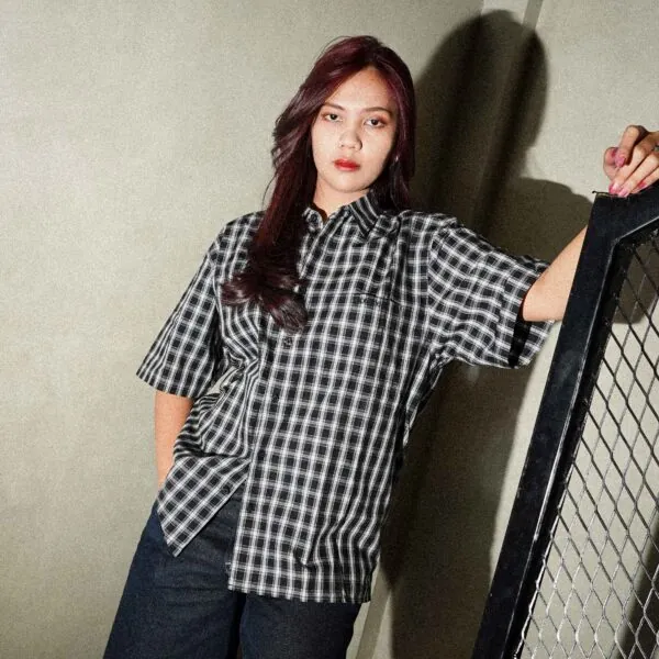 Supreme Mini Plaid S/S Shirt Black SS25 Kemeja Supreme Mini Plaid lengan pendek warna hitam dengan motif kotak kecil klasik, bahan ringan, dan potongan relaxed fit untuk gaya santai