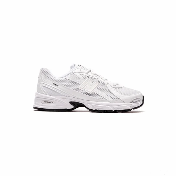 New Balance 740 Triple White dengan upper mesh dan synthetic overlays serba putih, midsole ABZORB untuk bantalan maksimal, dan siluet Y2K retro